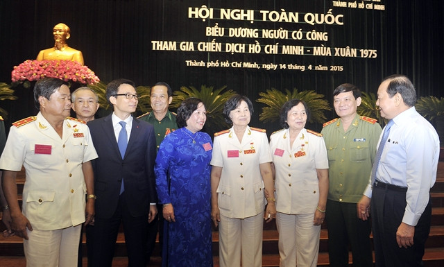 Các đồng chí lãnh đạo Ðảng, Nhà nước trò chuyện với các đại biểu. Ảnh: THANH CHƯƠNG