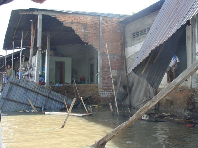 Hiện trường vụ sạt lở ở ấp Thạnh lợi A1, xã Tân Long, huyện Phụng Hiệp xảy ra sáng ngày 7-6.