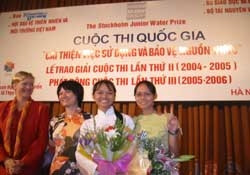 Thu Trang (áo dài trắng)
tại lễ trao giải.