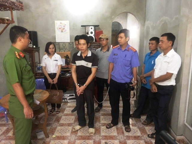 Phần thực nghiệm của Cầm Văn Chương tại nhà đối tượng Bùi Văn Công.