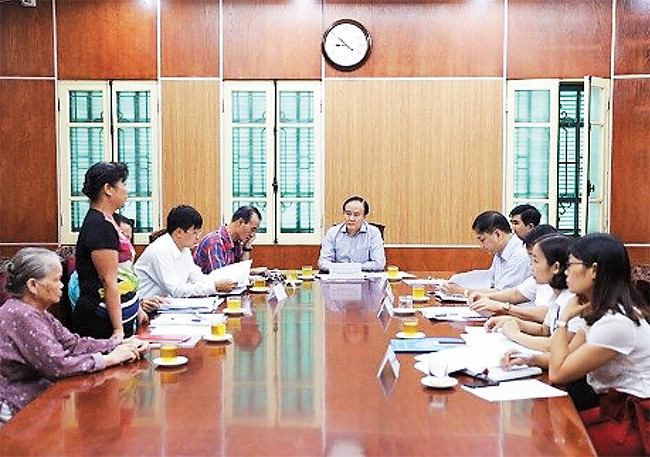 Lãnh đạo HĐND thành phố tiếp công dân giải quyết khiếu nại, tố cáo. Ảnh: HỒNG NHUNG