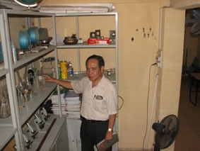 Thiết bị thí nghiệm của trường THPT<br> dân lập Hà Nội chỉ được để tạm ở một<br> góc của phòng giáo viên chật hẹp.