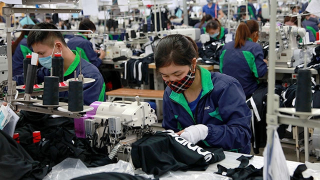 Công nhân dệt - may đang là những lao động chịu mức lương thấp nhất theo sàn chung. (Ảnh chụp tại Công ty may TNG Thái Nguyên).