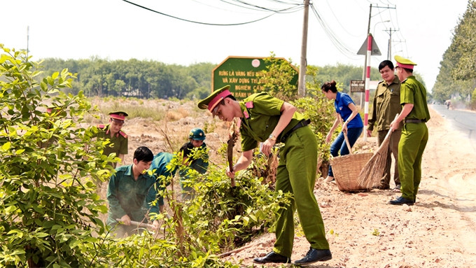 Ðoàn Thanh niên huyện Bình Chánh phối hợp với các lực lượng an ninh, dân quân, tự vệ dọn vệ sinh môi trường.