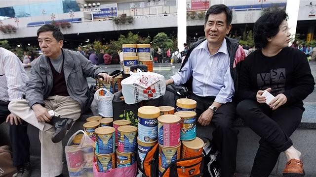 Người Trung Quốc mua số lượng lớn sữa ngoại. Ảnh: WORDPRESS