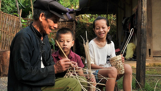Năm mới, người già trong bản thường đan những giỏ tre dùng đựng quà để tặng cho các cháu.