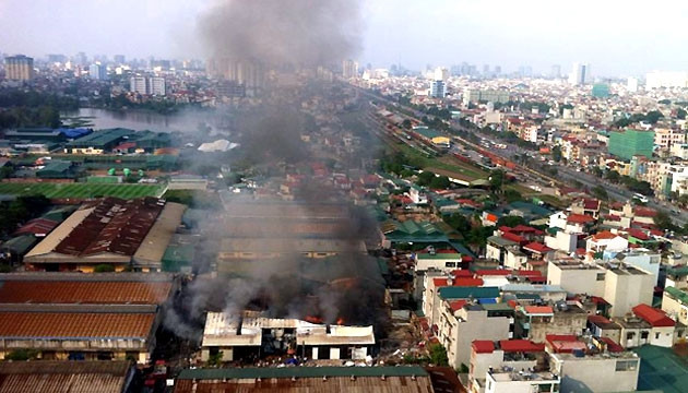 Cột khói bốc cao hàng chục mét.