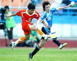 Lê Quang Cường (12, Đà Nẵng)
phá bóng trước Y.Liu (20, Đại Liên).