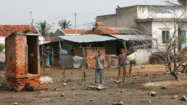 Nhiều gia đình ngậm ngùi vì tài sản bị hư hỏng do ảnh hưởng nhiễm mặn từ dự án sản xuất muối của Công ty Hạ Long.