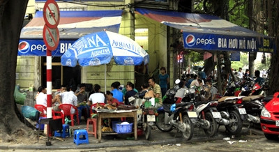 Việc phân biệt bia thật, bia giả trên thị trường bia hơi giờ đây không dễ.