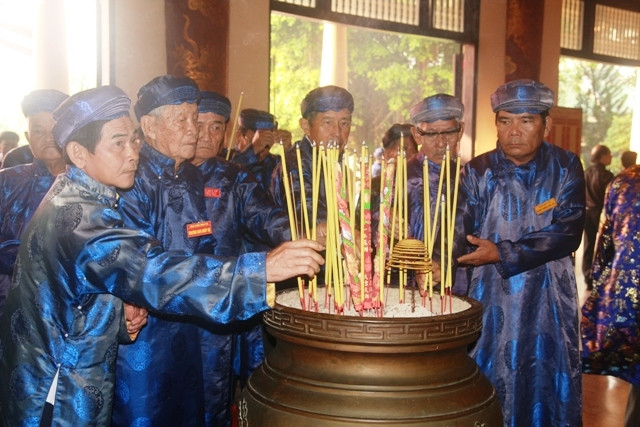 Dâng hương tại bái đường Văn miếu Trấn Biên.