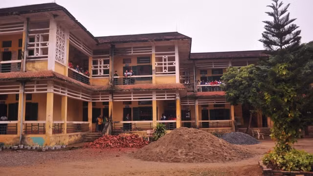 Khu nội trú xuống cấp ảnh hưởng đến đời sống và học tập của học sinh