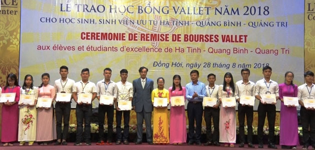 GS Odon Vallet và Chủ tịch tỉnh Quảng Bình Nguyễn Hữu Hoài trao học bổng cho sinh viên xuất sắc.