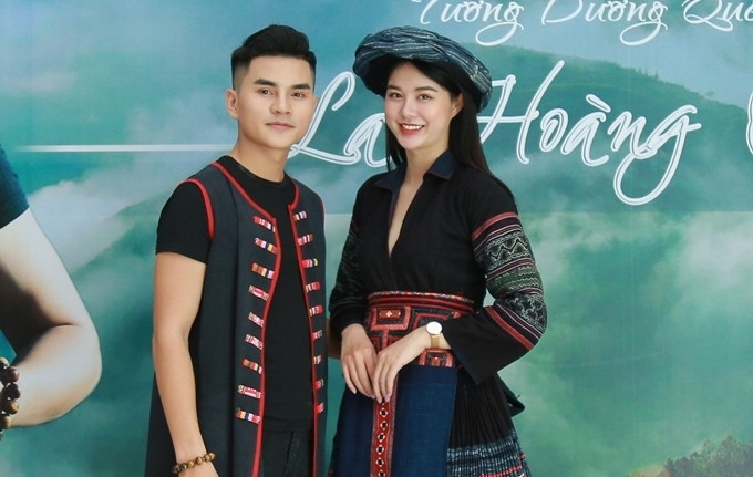 La Hoàng Quý bên diễn viên đóng MV Lan Ngọc.