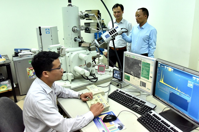 Giảng viên Trường đại học Bách khoa Hà Nội hướng dẫn nghiên cứu sinh nghiên cứu khoa học. Ảnh: NGUYỄN ĐĂNG