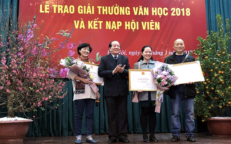 Các tác giả và đại diện gia đình tác giả nhận giải thưởng Hội Nhà văn Việt Nam năm 2018. Ảnh: VIỆT KHÔI