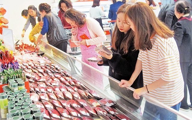 Người tiêu dùng lựa chọn thực phẩm tại siêu thị Vinmart.