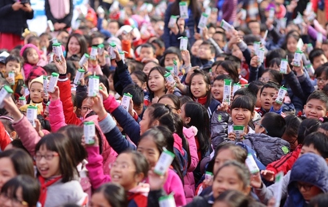 Hơn 2.000 ly sữa học đường đầu tiên đến với học sinh Thủ Đô