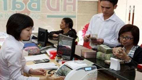 Khách hàng giao dịch tại Ngân hàng HDBank, chi nhánh Hà Nội.