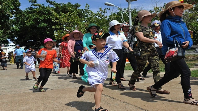 Người dân trên đảo Trường Sa Lớn đón đoàn vào thăm.