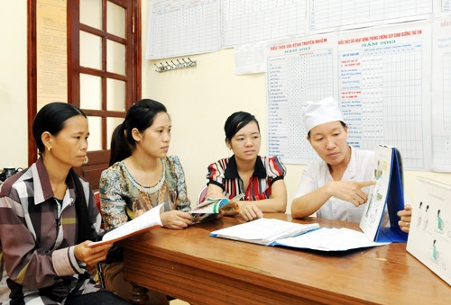 Cán bộ Trạm y tế xã Tân Trào (Tuyên Quang) tư vấn sức khỏe cho người dân. Ảnh: ĐĂNG ANH