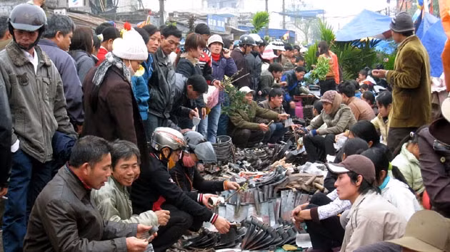 Quầy bán hàng nông cụ ở chợ Viềng - Nam Trực.