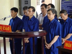 Các bị cáo trước phiên tòa.