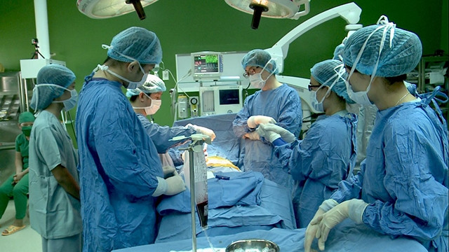 Các bác sĩ Bệnh viện Đà Nẵng thực hiện ca ghép tế bào gốc đầu tiên.