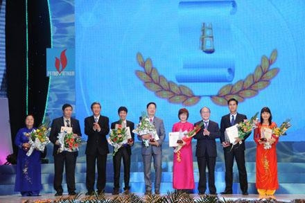 Chủ tịch Quốc hội Nguyễn Sinh Hùng trao giải A cho các tác giả.