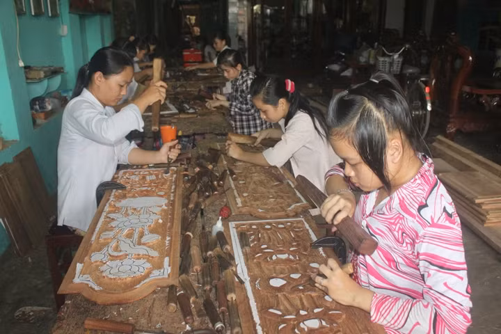 Làng nghề mộc Chợ Thủ (huyện Chợ Mới, An Giang) thu hút nhiều lao động trẻ.