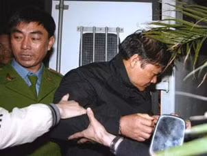 Áp giải ông Vũ Mạnh Tiên.