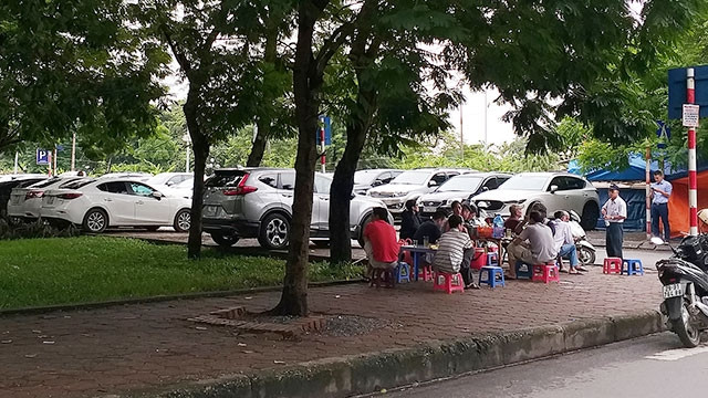 Hoạt động của bãi xe không phép tại hồ Ba Mẫu gây bức xúc trong dư luận.