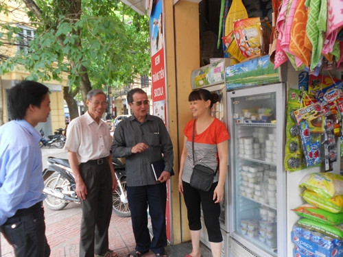 Ông Nguyễn Tuấn Ngọc, Tổ trưởng dân phố Ngũ Xã, phường Trúc Bạch, quận Ba Đình (Hà Nội) (thứ hai từ phải sang) gặp gỡ, nhắc nhở các hộ kinh doanh trên địa bàn giữ gìn vệ sinh môi trường, cảnh quan đô