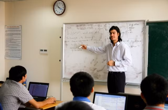 Một giờ học của sinh viên Trường Đại học Khoa học và Công nghệ Hà Nội (Đại học Việt - Pháp).