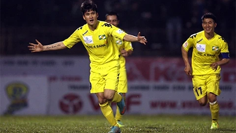 Tiền đạo Công Vinh ghi bàn thắng thứ 100 tại V-League trong trận Sông Lam Nghệ An thắng Vicem Hải Phòng 3-1.