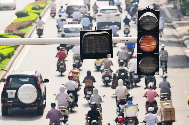 Dù đèn tín hiệu đã chuyển vàng nhưng hầu như các chủ phương tiện vẫn tăng ga phóng qua. 