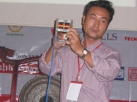 Kỹ sư Nguyễn Trí Thức đang
biểu diễn tính năng của
phanh xe nam châm điện.