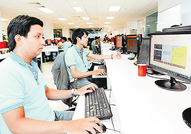 Kỹ sư làm việc tại Công ty Global Cybersoft (khu Công viên phần mềm Quang Trung). Ảnh: Việt Dũng