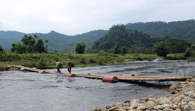 Cầu qua suối vào thôn Nậm Má.