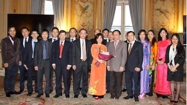 Tham tán Công sứ Nguyễn Thị Bích Huệ (áo dài cam, ở giữa) và lãnh đạo, cán bộ Sứ quán Việt Nam tại Pháp dự lễ trao tặng.