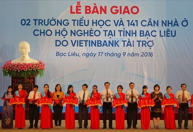 Lễ bàn giao hai trường tiểu học và 141 căn nhà chính sách.