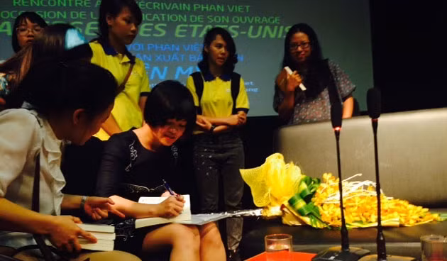 Phan Việt ký tặng sách cho độc giả.