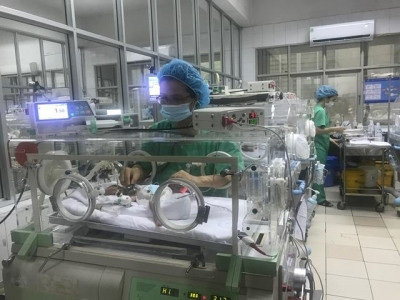 BSCK II Nguyễn Thu Hoa, Phó Giám đốc Trung tâm Chăm sóc và điều trị Sơ sinh, chăm sóc trẻ sinh non.