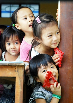 Trẻ thôn quê vắng mẹ - những hệ lụy