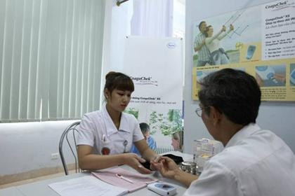 Người bệnh được hướng dẫn theo dõi chỉ số INR bằng máy đo cầm tay.