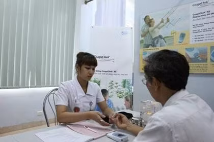 Người bệnh được hướng dẫn theo dõi chỉ số INR bằng máy đo cầm tay.