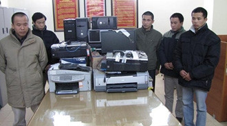 Hà Mạnh Hoàng cùng nhân viên công ty TNHH  tư vấn thương mại Toàn Cầu.