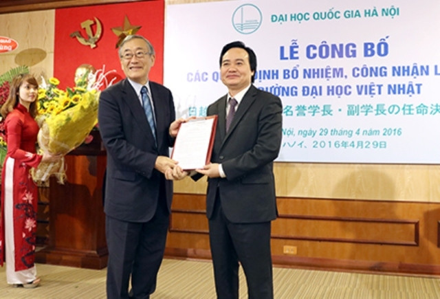 Giáo sư Furuta Motoo (bên trái) (Ảnh: ĐHQGHN).