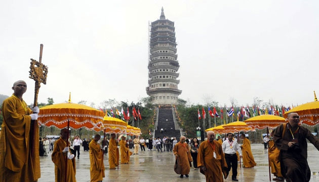 Không gian tại Bái Đính (Ninh Bình) phủ đầy mầu sắc Phật giáo trong đại lễ Phật đản.