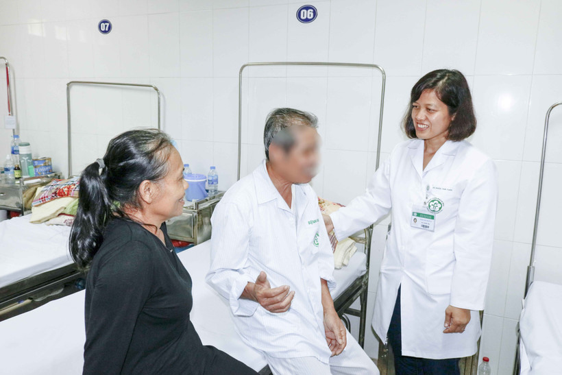 Các bác sĩ Viện Sức khỏe tâm thần (Bệnh viện Bạch Mai) trao đổi, động viên người bệnh sa sút trí tuệ.